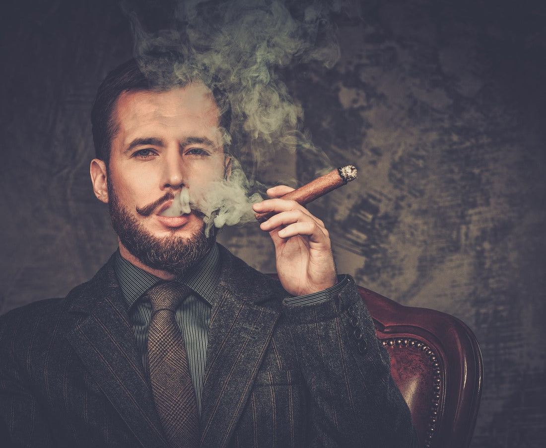 How to Properly Hold A Cigar